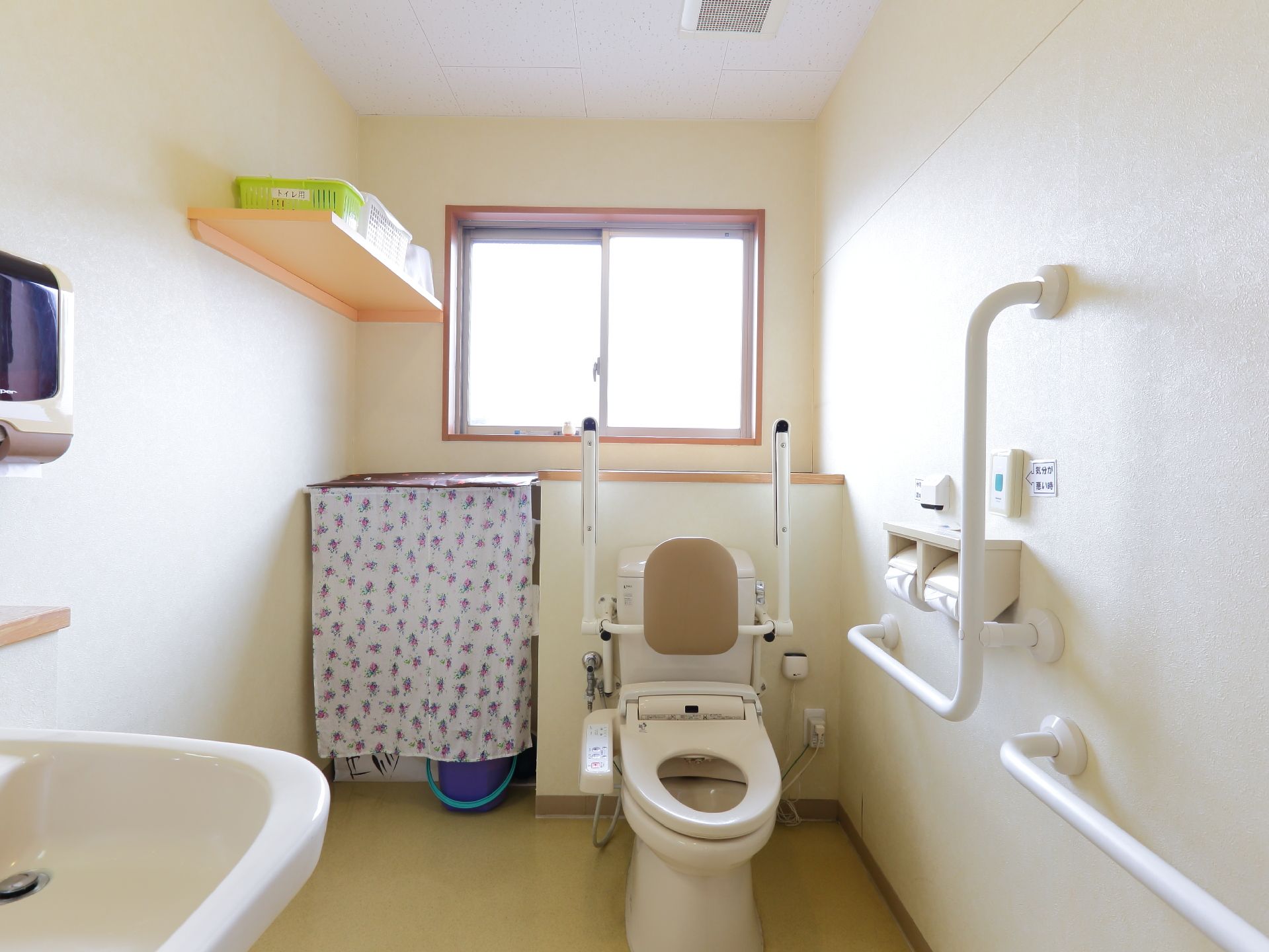 トイレには窓が設けられている。便座両脇と壁には手すりが付いているので、立ち座りをしっかりサポートしてくれる。