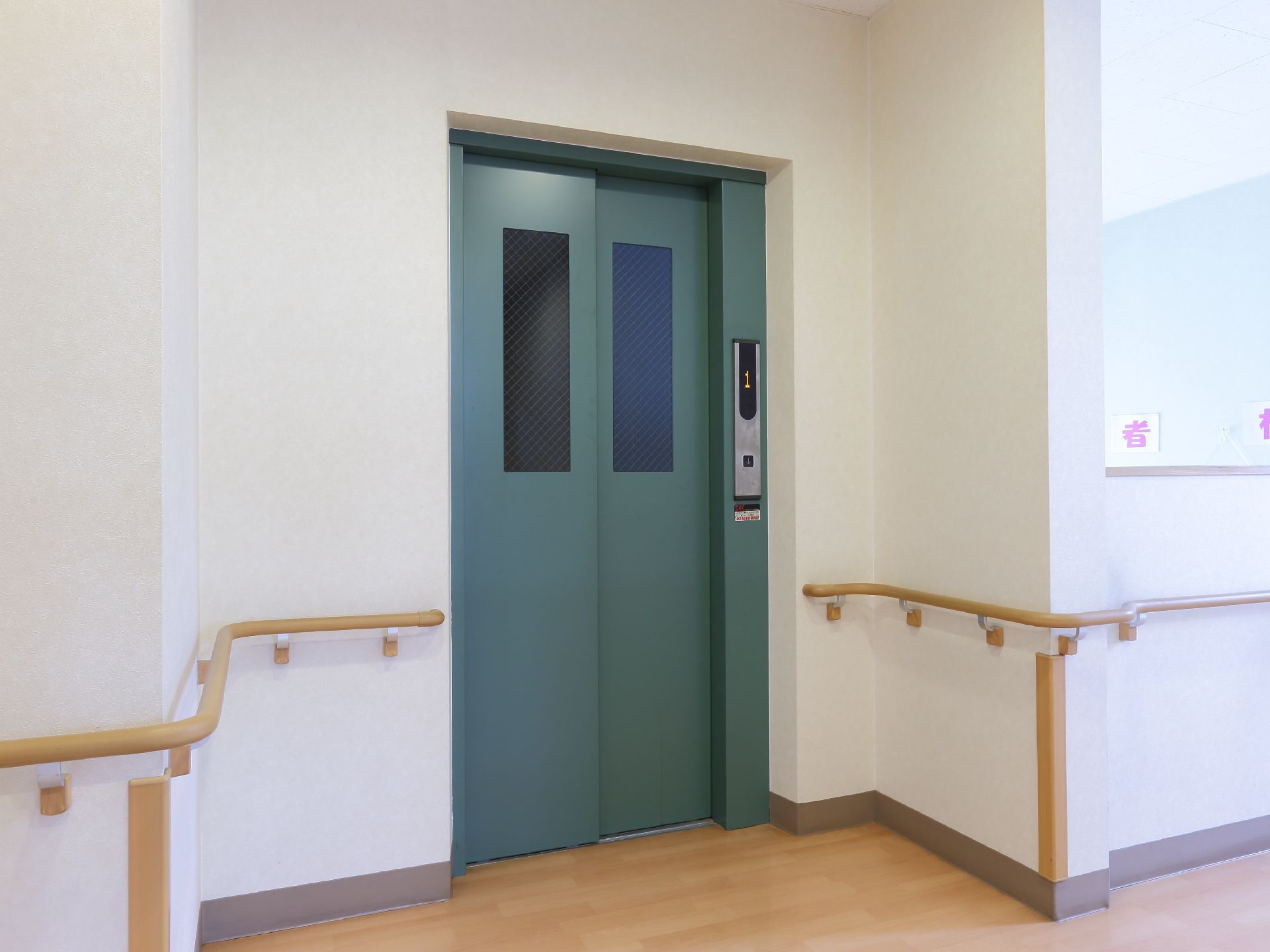 施設内はエレベーターで自由に移動できる。周辺の壁には手すりが設置されているので、歩行の際もサポートしてくれる。