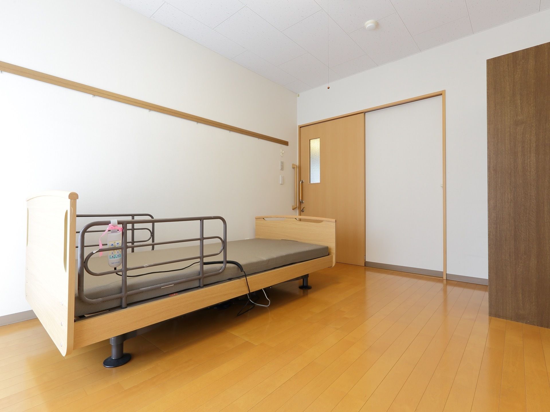 広々とした居室の床は、段差のないバリアフリーとなっている。また出入り口は、開口部が大きなスライド式を採用している。