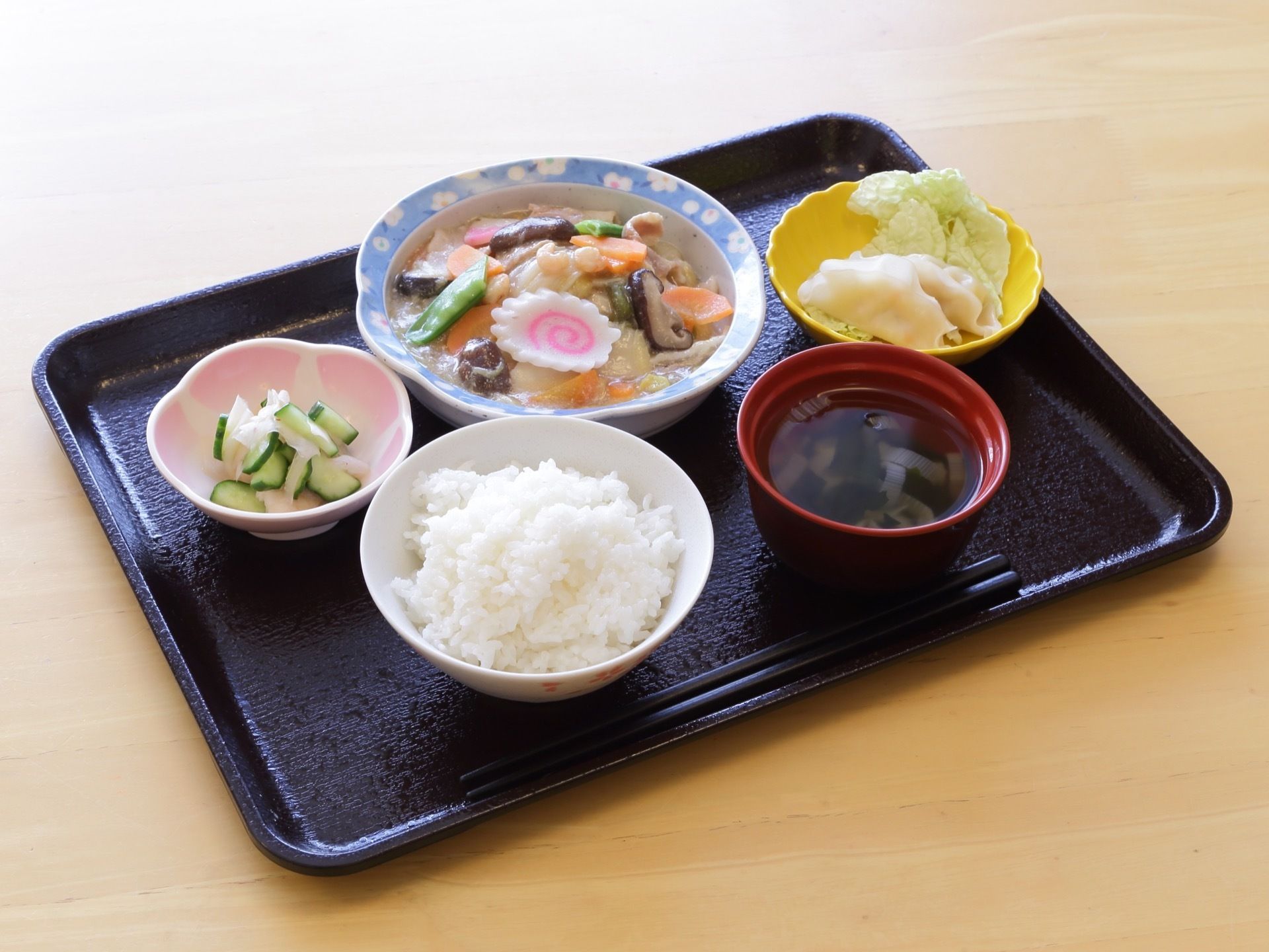 グループホームで提供されてい料理は、栄養豊富なだけではなく、さまざまな食材を使用して見た目も華やかに盛り付けられている。