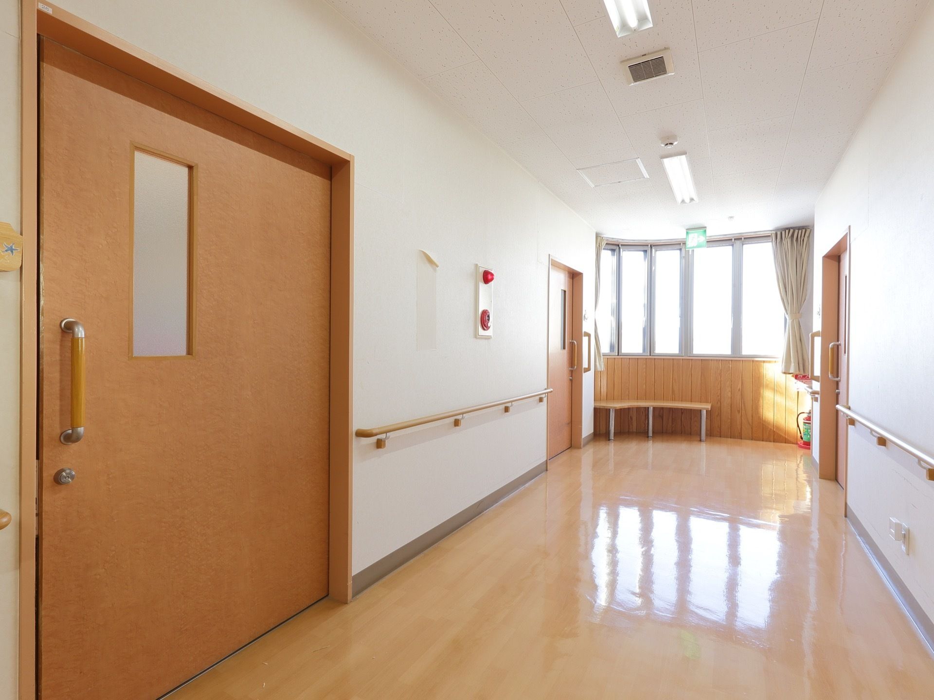 広く明るい通路の両側には手すりが設置されている。通路の奥にはベンチがあり、休憩スペースになっている。