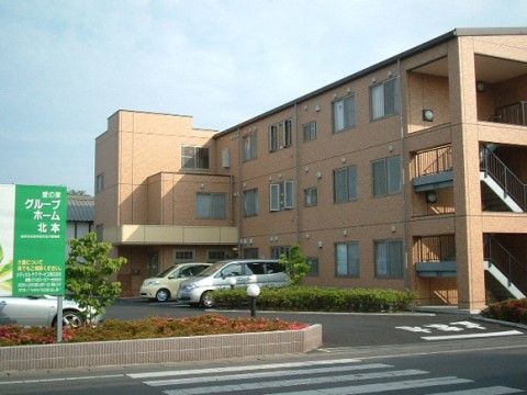 3階建ての赤茶色の施設で、道路側に非常階段を取り付けている。駐車場からエントランスまでは段差がないので、車椅子をご利用の方も移動しやすい。