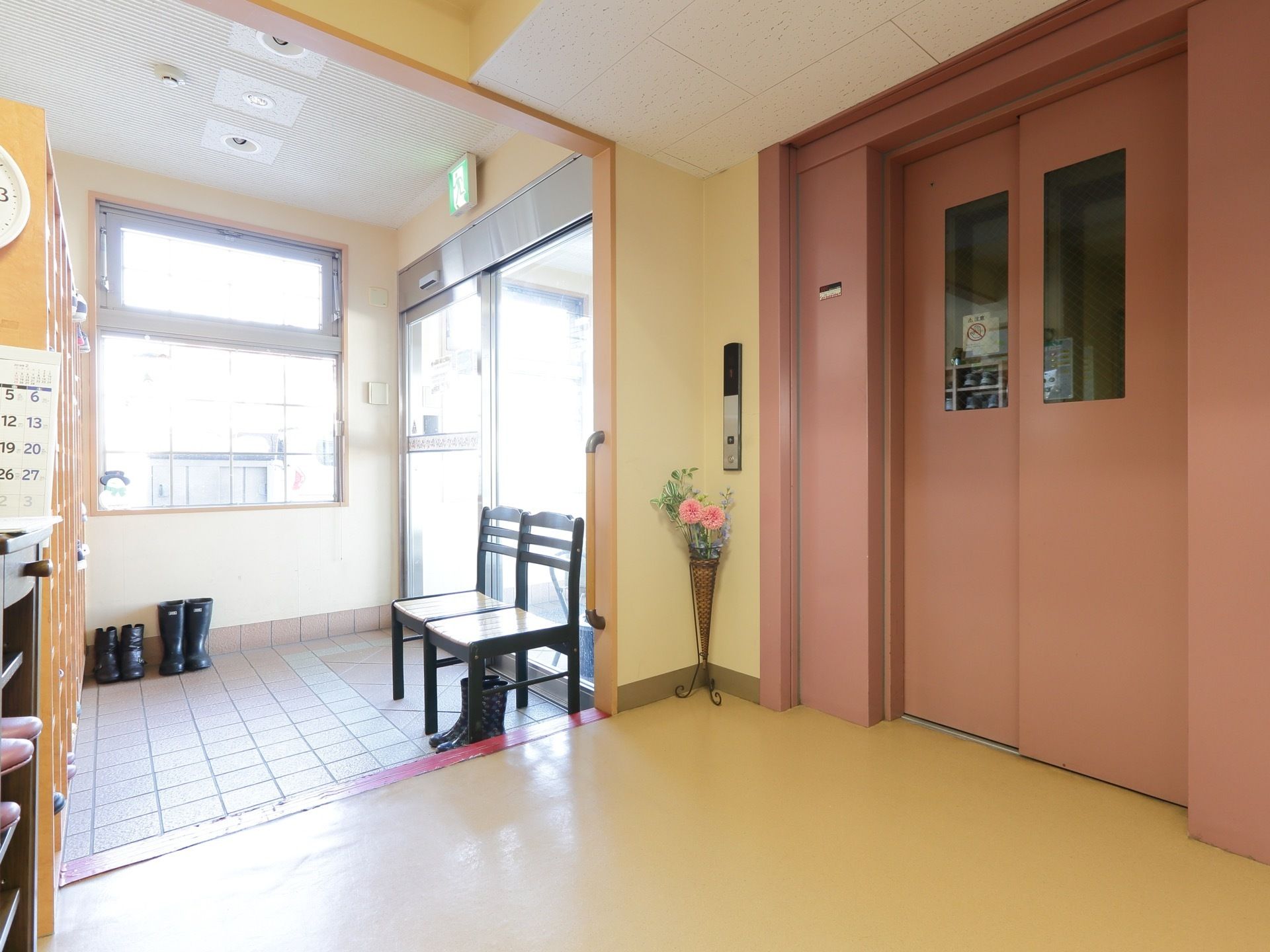 エントランスは玄関と廊下が段差のない床になっており、入ってすぐのところにはエレベーターが設置されている。