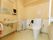 トイレは広々とした空間が確保されており、室内にはタンク付きのトイレや収納棚、鏡と洗面台が完備されている。