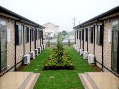 長方形で幅広の中庭には芝生や花壇があり、建物からの出入りも楽な場所である。近隣の風景も見渡せて、開放感あふれるスペースになっている。