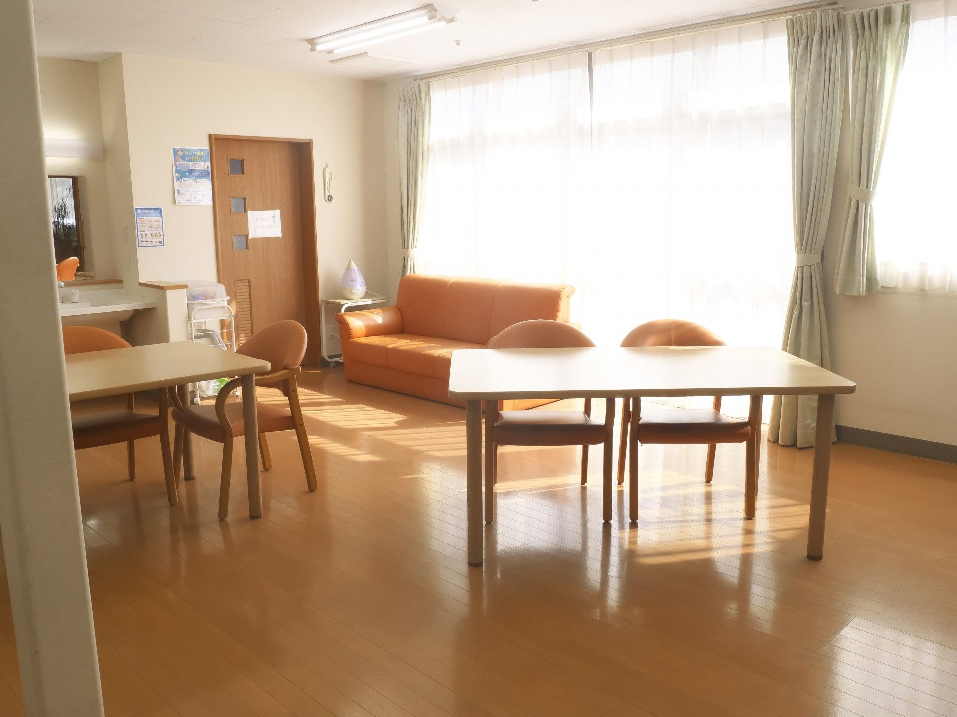 日差しが差し込む部屋