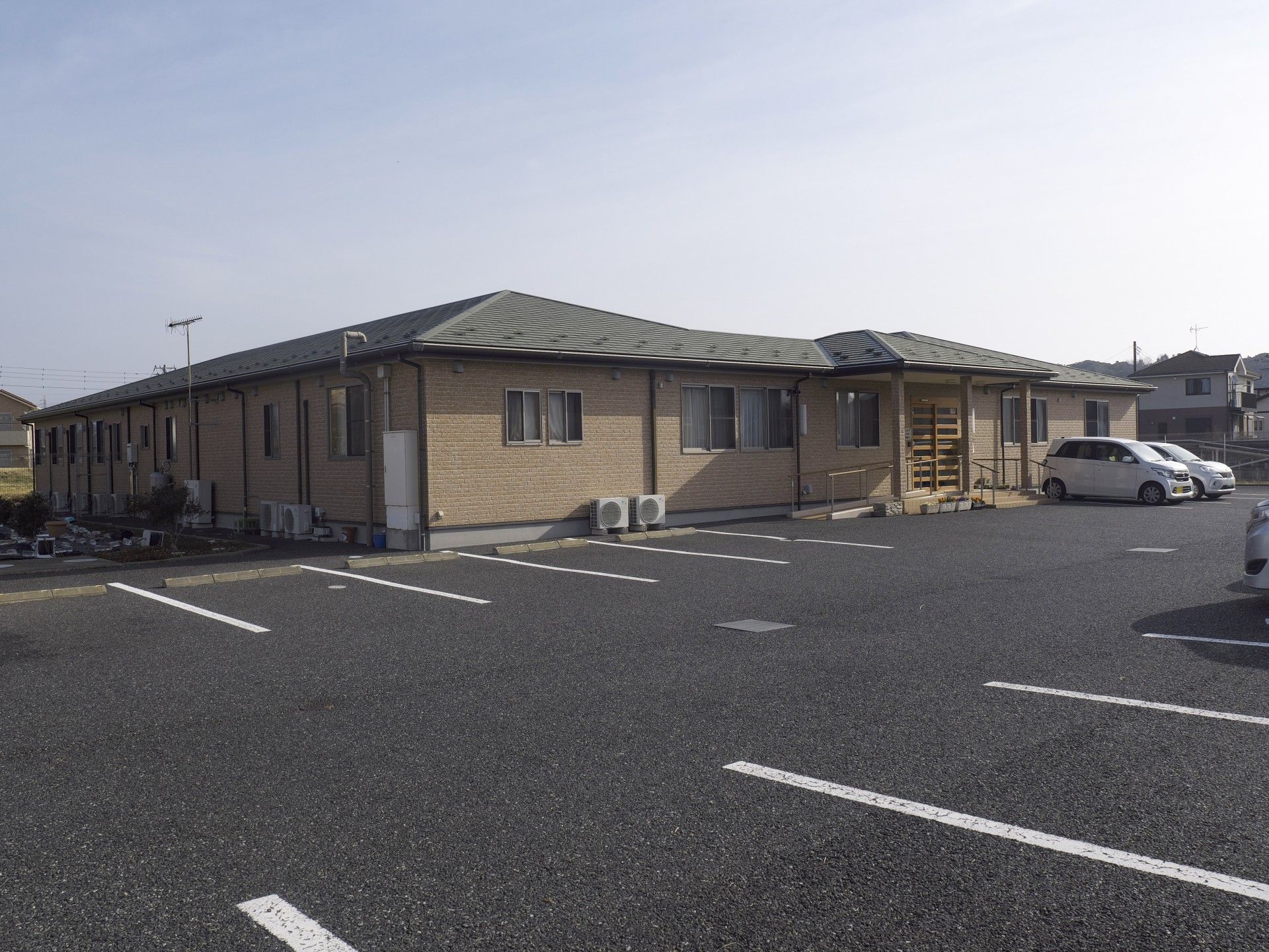 駐車場のある建物外観