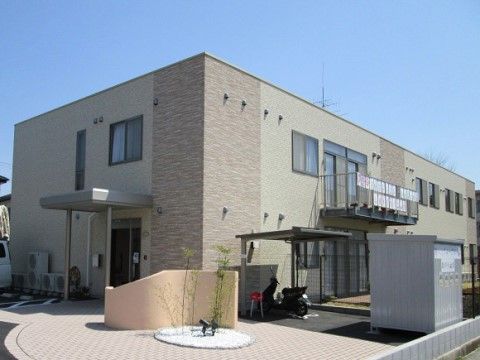 長方形をした直線的な建物で、ベランダや屋根付きの駐輪場がある。玄関には雨よけに便利なひさしが設置されている。