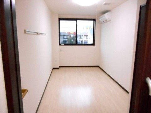 壁や床が白色に統一されたシンプルで小さなワンルーム