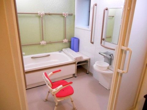 浴室は浴槽と移乗台が設置されており、洗い場にはシャワーやシャワーベンチ、鏡、カウンターがある。壁には手すりが付いており、安心して入浴できる。