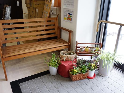 玄関内のベンチ