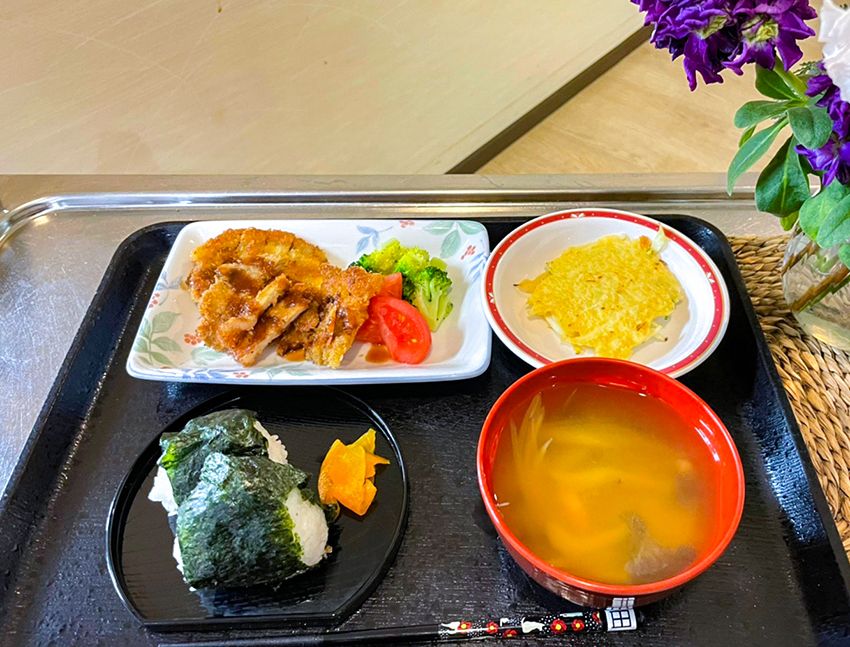 とんかつと、海苔を巻いたおにぎりのセット