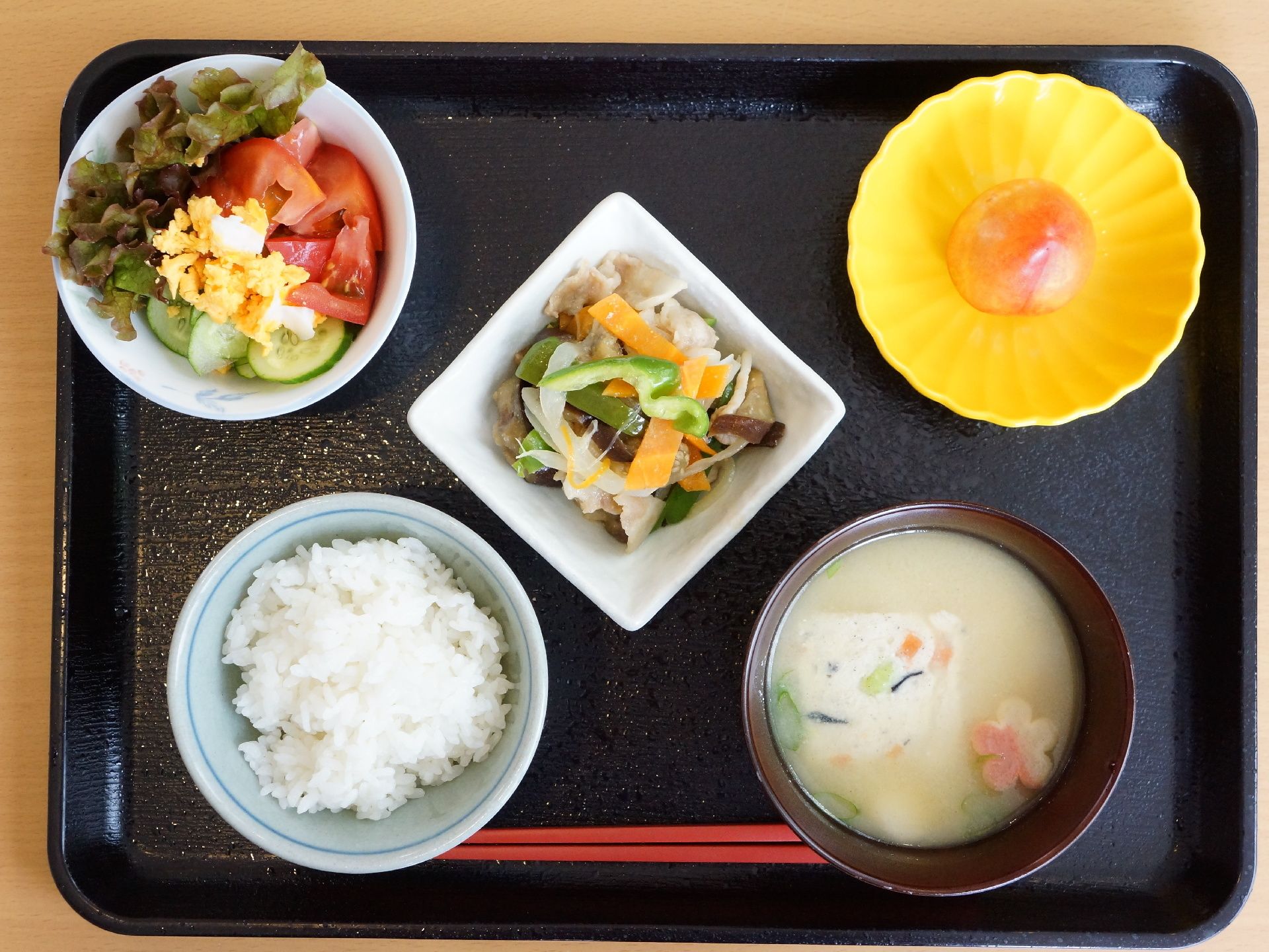 食べやすさ、おいしさの両方を追求した献立。彩もよく食欲をそそる。野菜、たんぱく質、炭水化物とバランスよいメニュー。