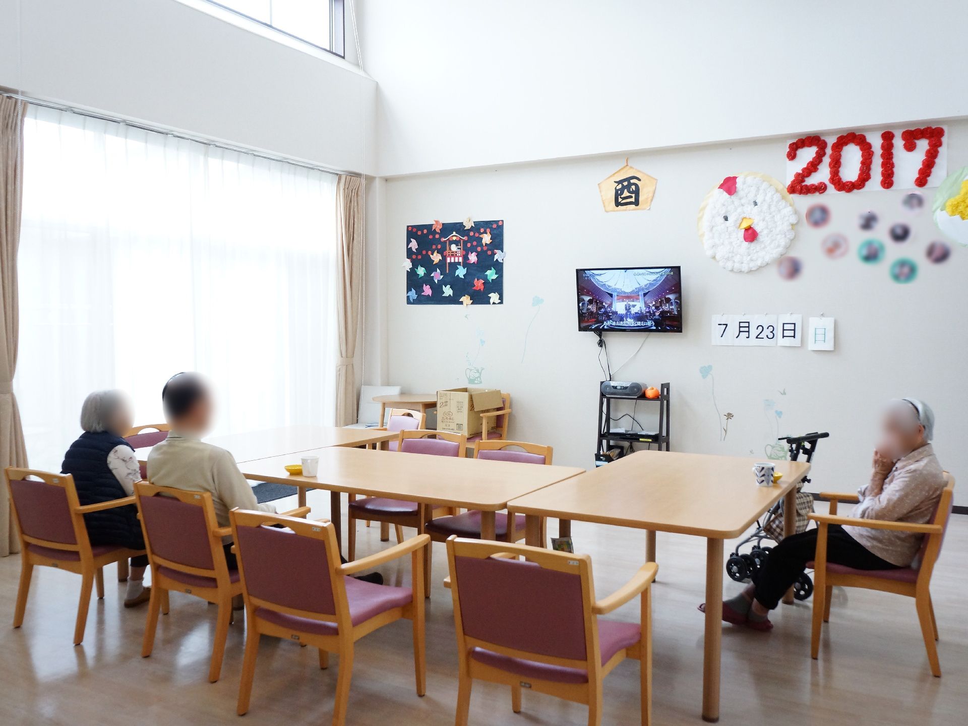 食堂の窓には2重カーテンが下がっている。用途により1重と2重の使い分けができる。プライバシー確保にも使用できる。