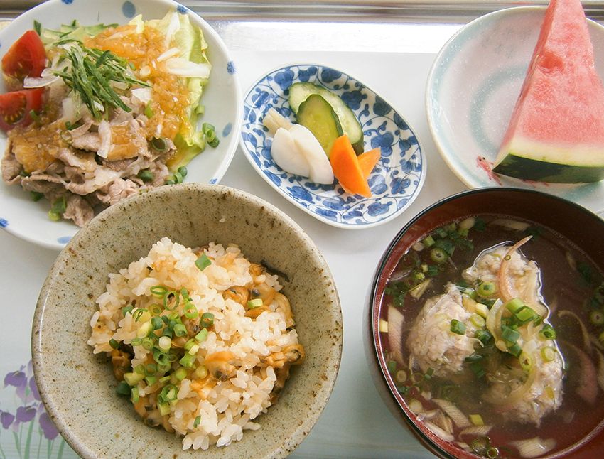 炊き込みご飯と汁物、豚しゃぶサラダと漬物、スイカのデザート