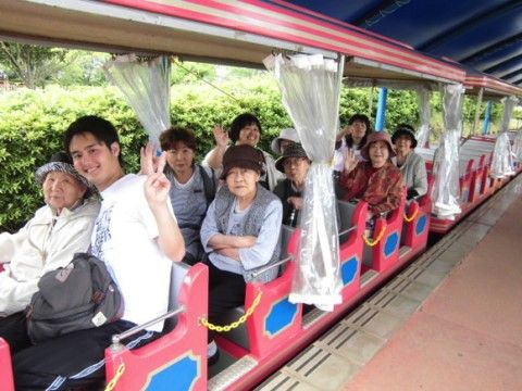 列車を模したアトラクションに揃って乗り込む入居者たち