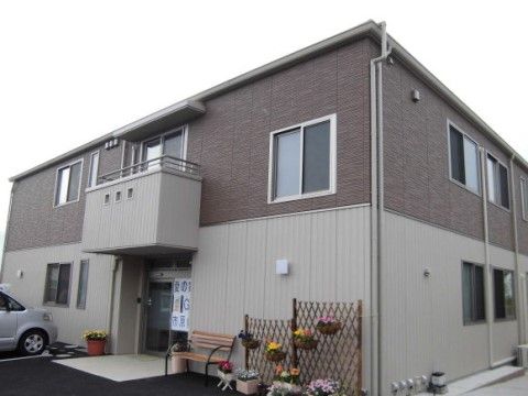 アッシュブラウンと薄いグレイのツートーンカラーの建物