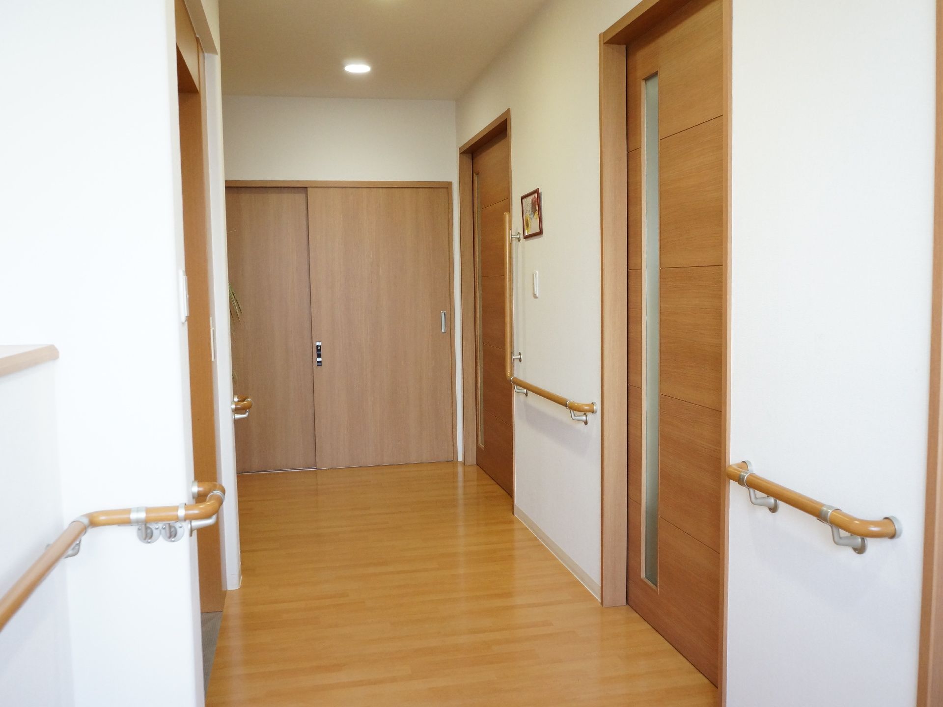 2階の廊下の幅はゆったりとし、安全な歩行のための手すりが十分に設置されている。大きな部屋の扉には磨りガラスが使用されている部分がある。