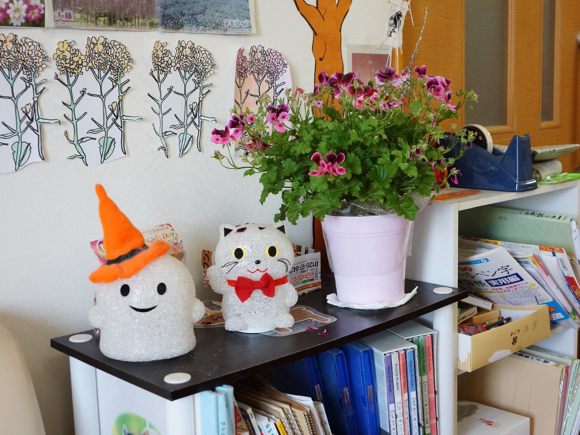 共有部に置かれたぬいぐるみと観葉植物。