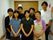 男性、女性合わせて7名のスタッフが廊下の突き当りに立っている。壁には模造紙で作った蝶の飾りが張ってある。
