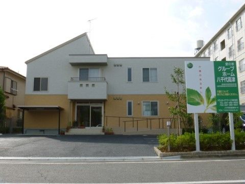 ２階建てで、左側に三角屋根、右側は直線になったアシンメトリーなデザインである。外壁は１階がベージュ、２階は白である。