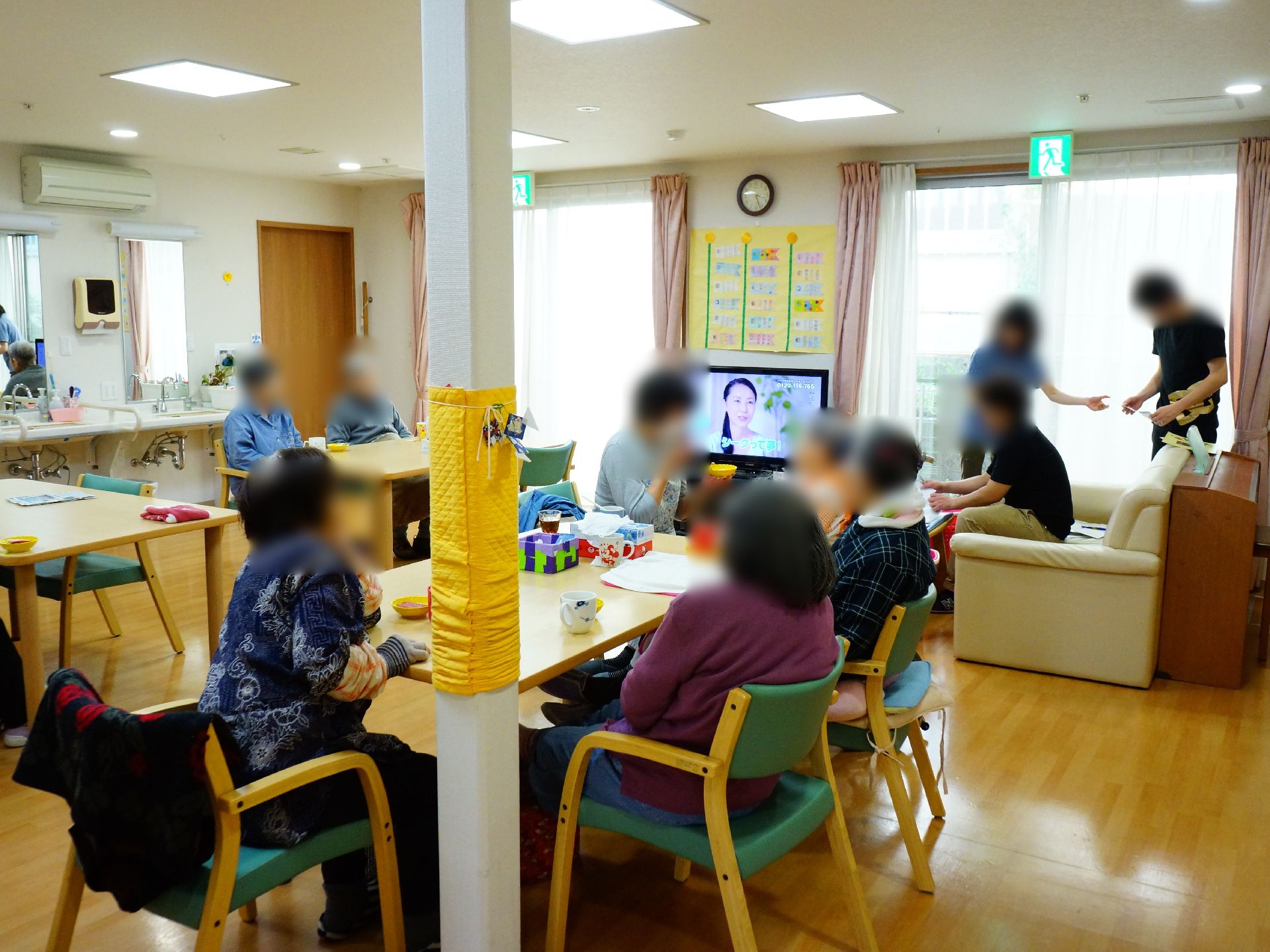 多目的スペースにはスタッフを含めて10人のお年寄りがテレビを見たり、テーブルを囲んで団欒したり、お茶を飲んでいる。