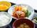 食事は、入居者様の体調に合わせ、スタッフが手作りで調理をする。ハンバーグにやわらかく煮た野菜が添えてあり、デザートもある。