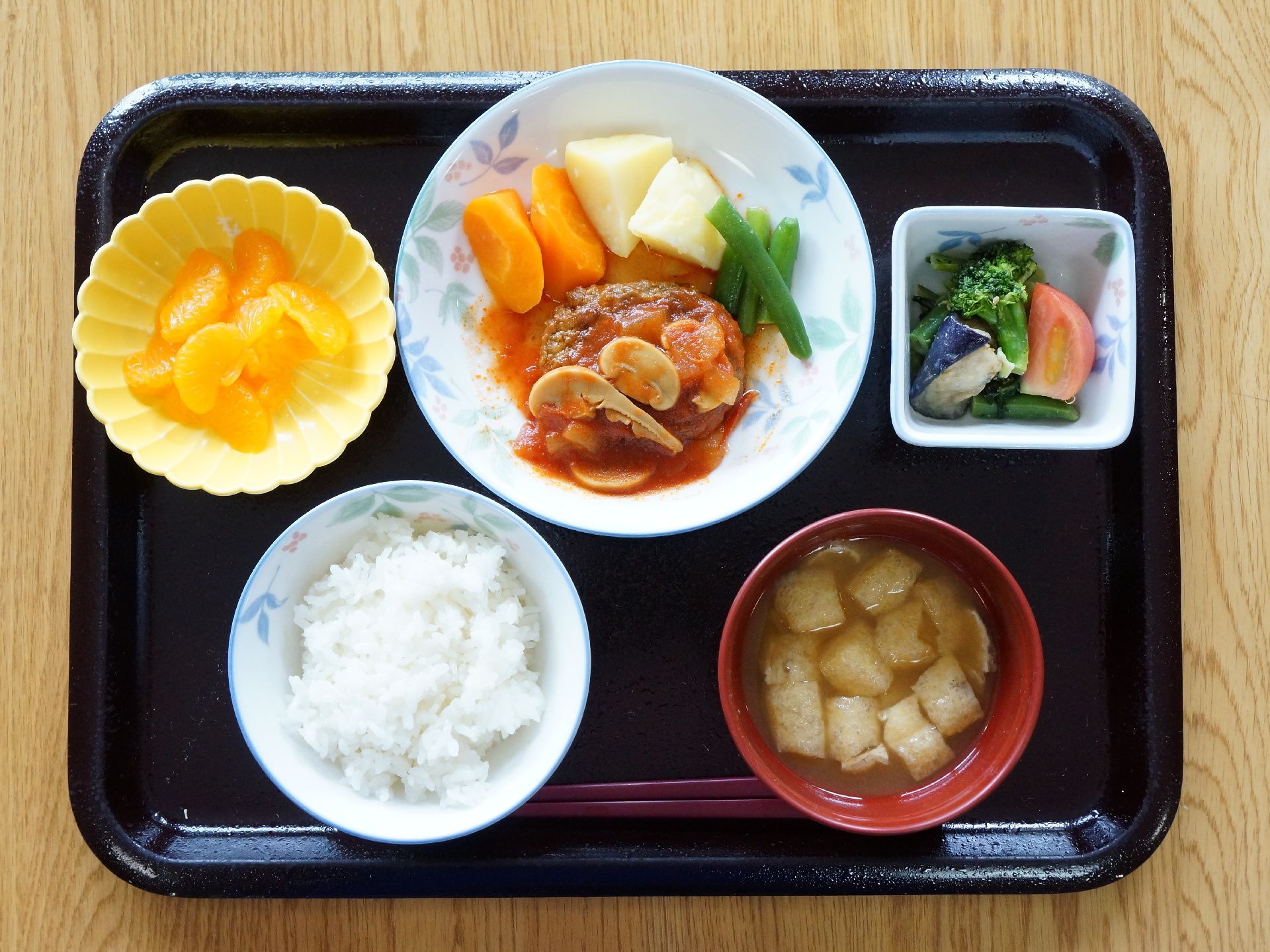 施設の食事は、専門の栄養士・調理師が栄養学的な配慮をしながら、ご入居者様一人ひとりの体調に合わせ、スタッフが手作りで調理される。