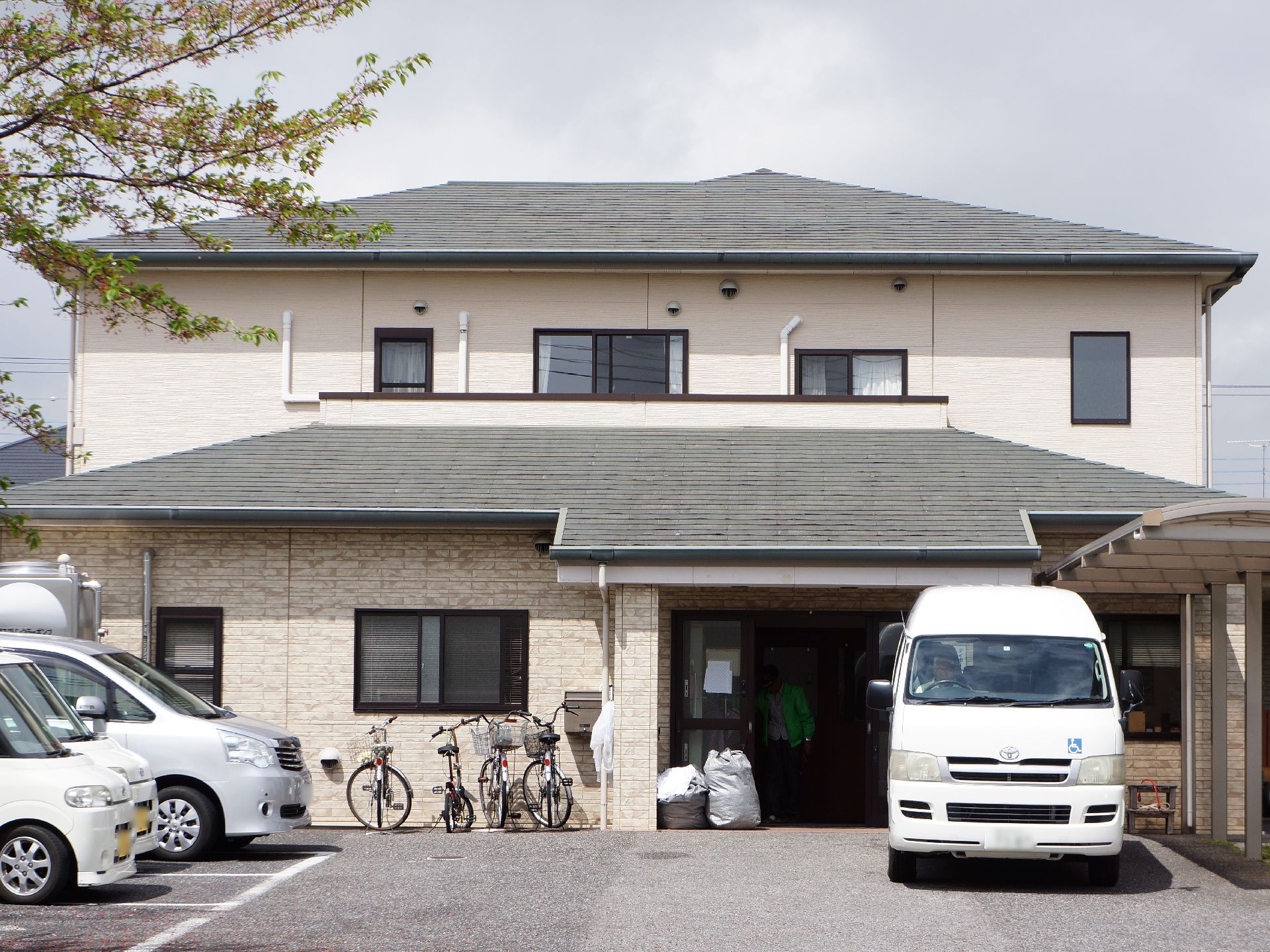 施設の玄関前には車が停められるようになっており、天候が悪くても乗り降りしやすいよう庇が設けられている。