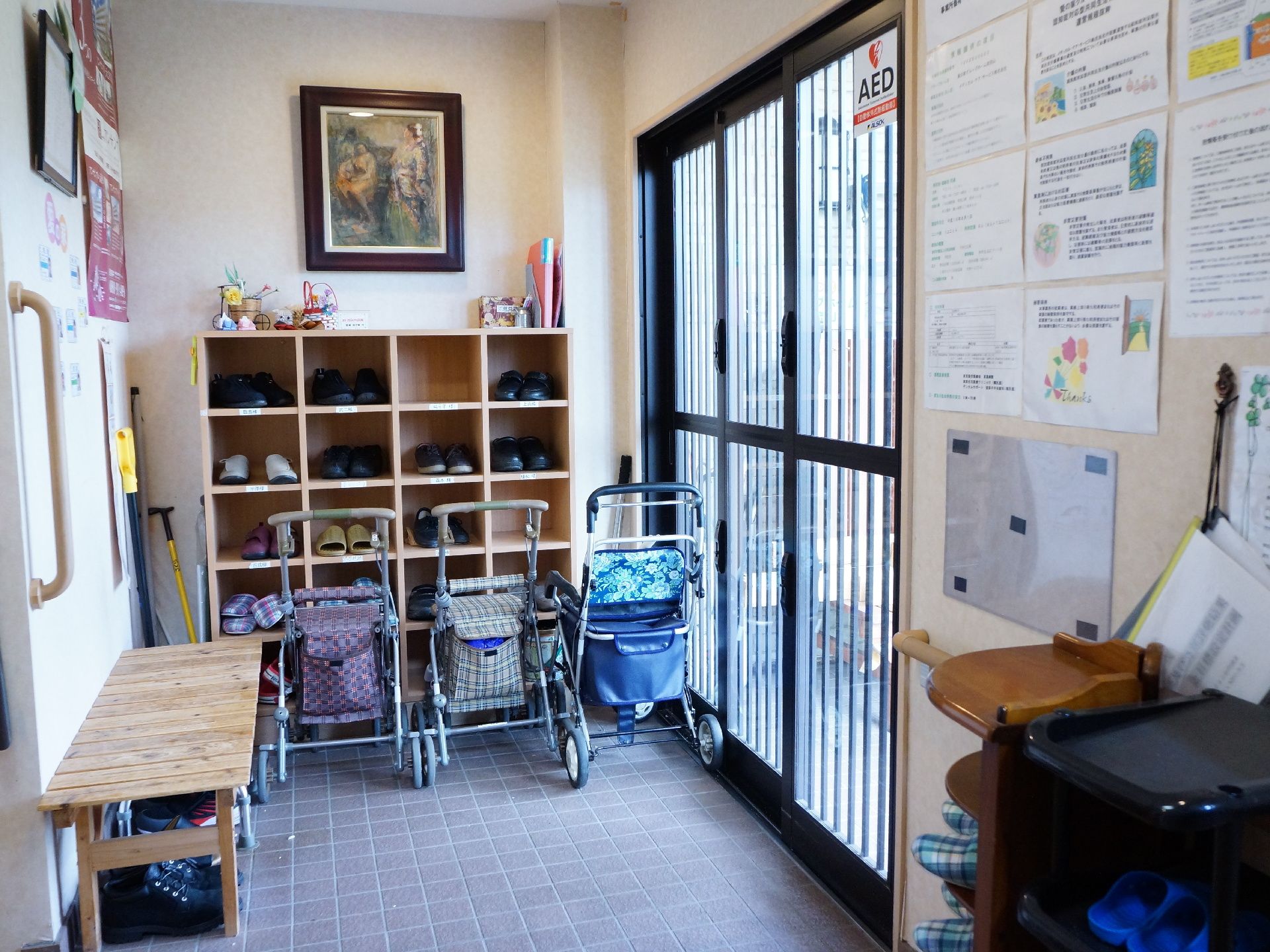 玄関内には下駄箱と、ベンチ、スリッパ立てがあり、乳母車が置ける。3枚扉の引き戸になっている。壁に掲示物がたくさん貼られている。