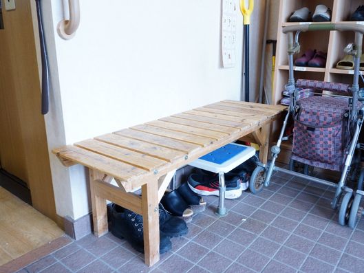 玄関のベンチ