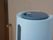 収納ラックの上に置かれている加湿器は、蒸気の吹き出し口に安全に使用するための注意書きシールが貼られている。