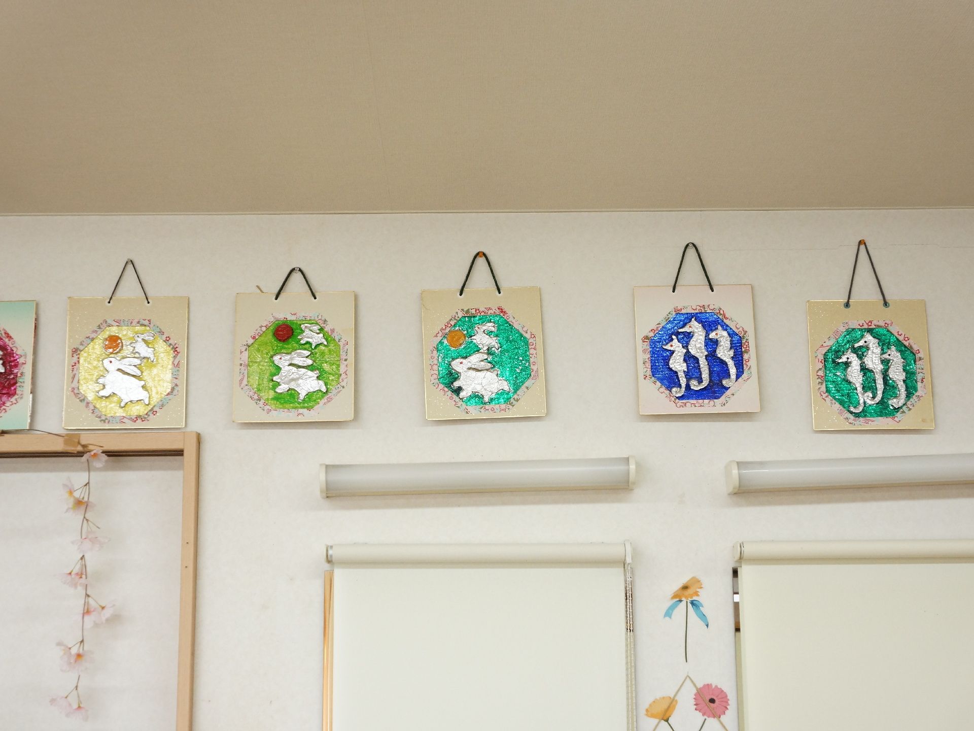 壁の上に干支の動物の絵が鮮やかに描かれた作品がいくつもかけられている。それは2匹のうさぎや3匹のタツである。