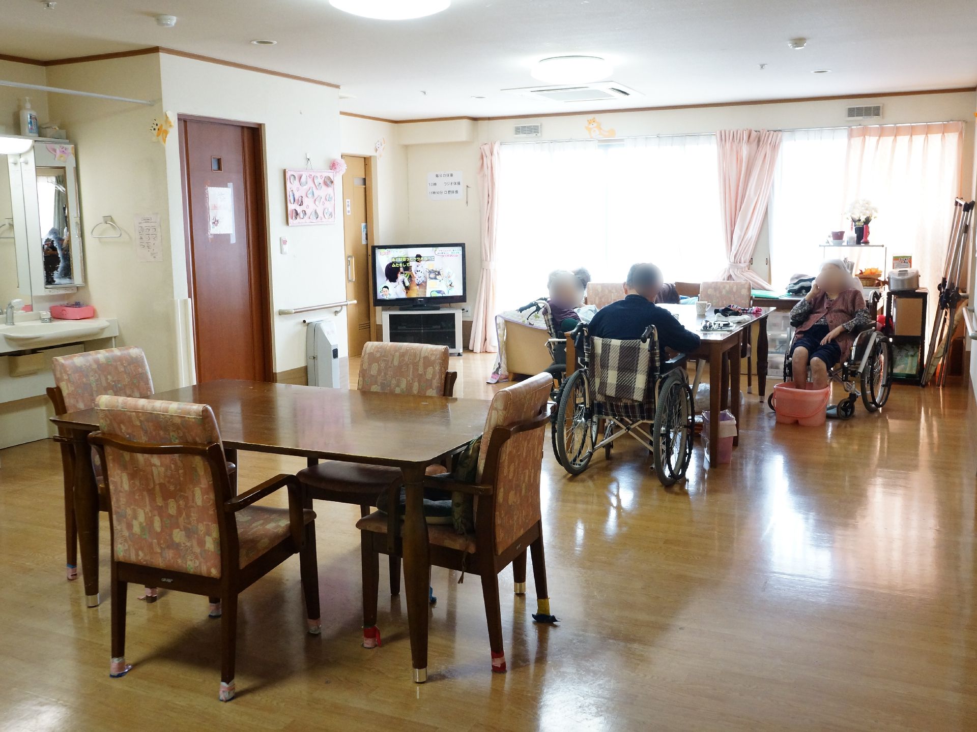 豪華な和食膳の並んだテーブルにつく白いシャツのシニア男性
