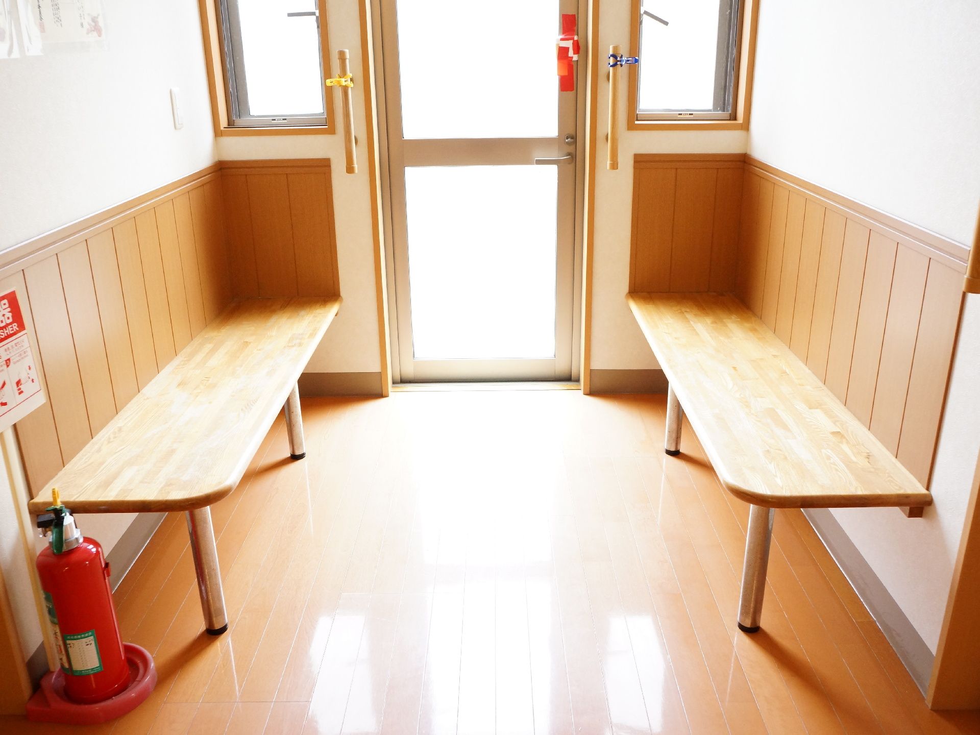 廊下にはベンチが設置されている。窓際の光が差し込む場所で居住者同士で座って会話を楽しむことができる。