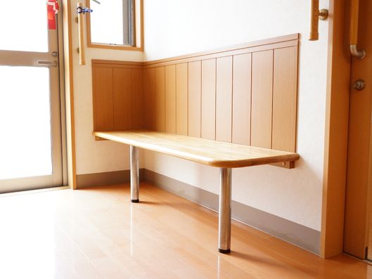 廊下のベンチ