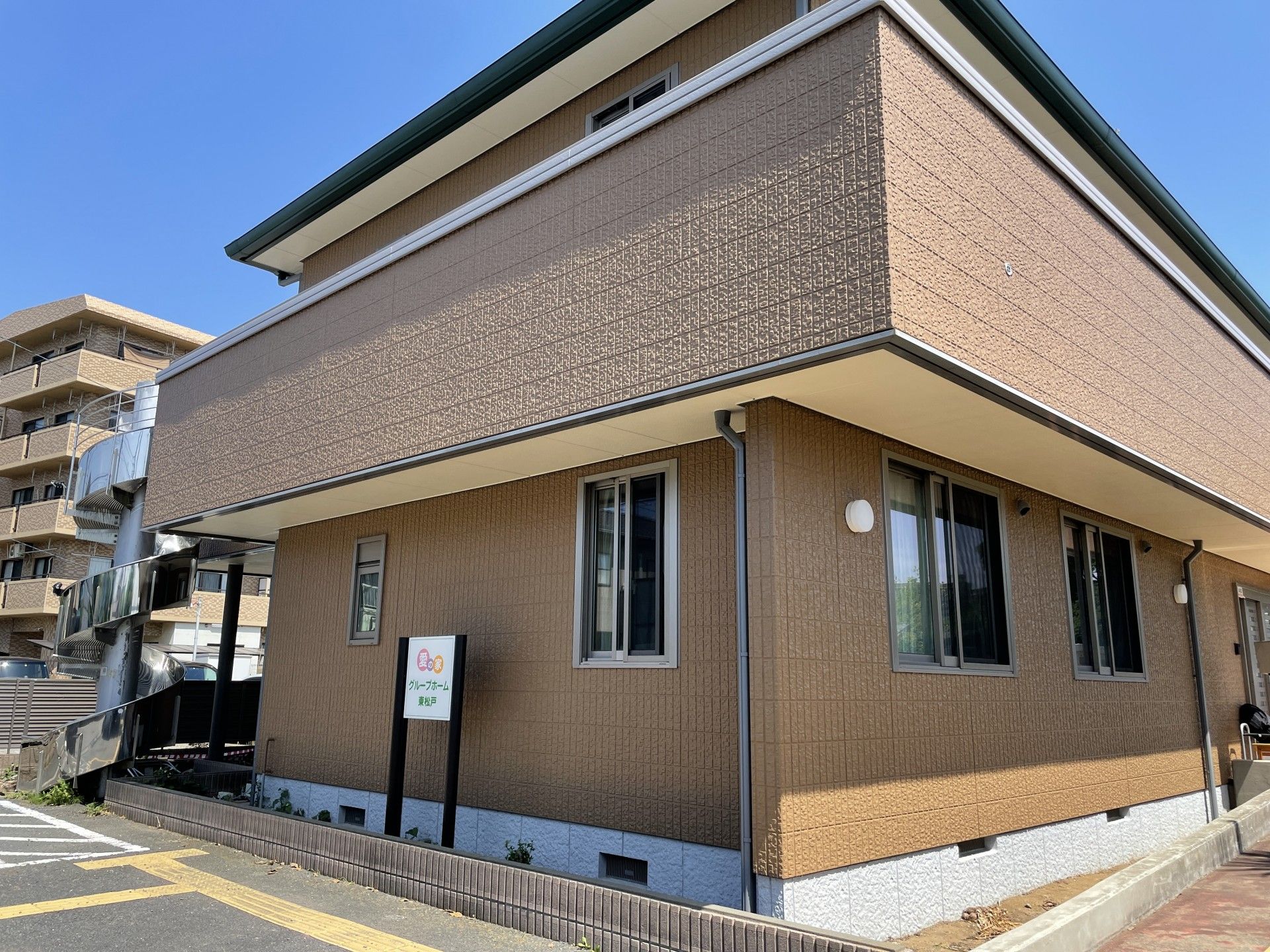 雨に濡れたウッドデッキ。隣には施設の菜園がある。