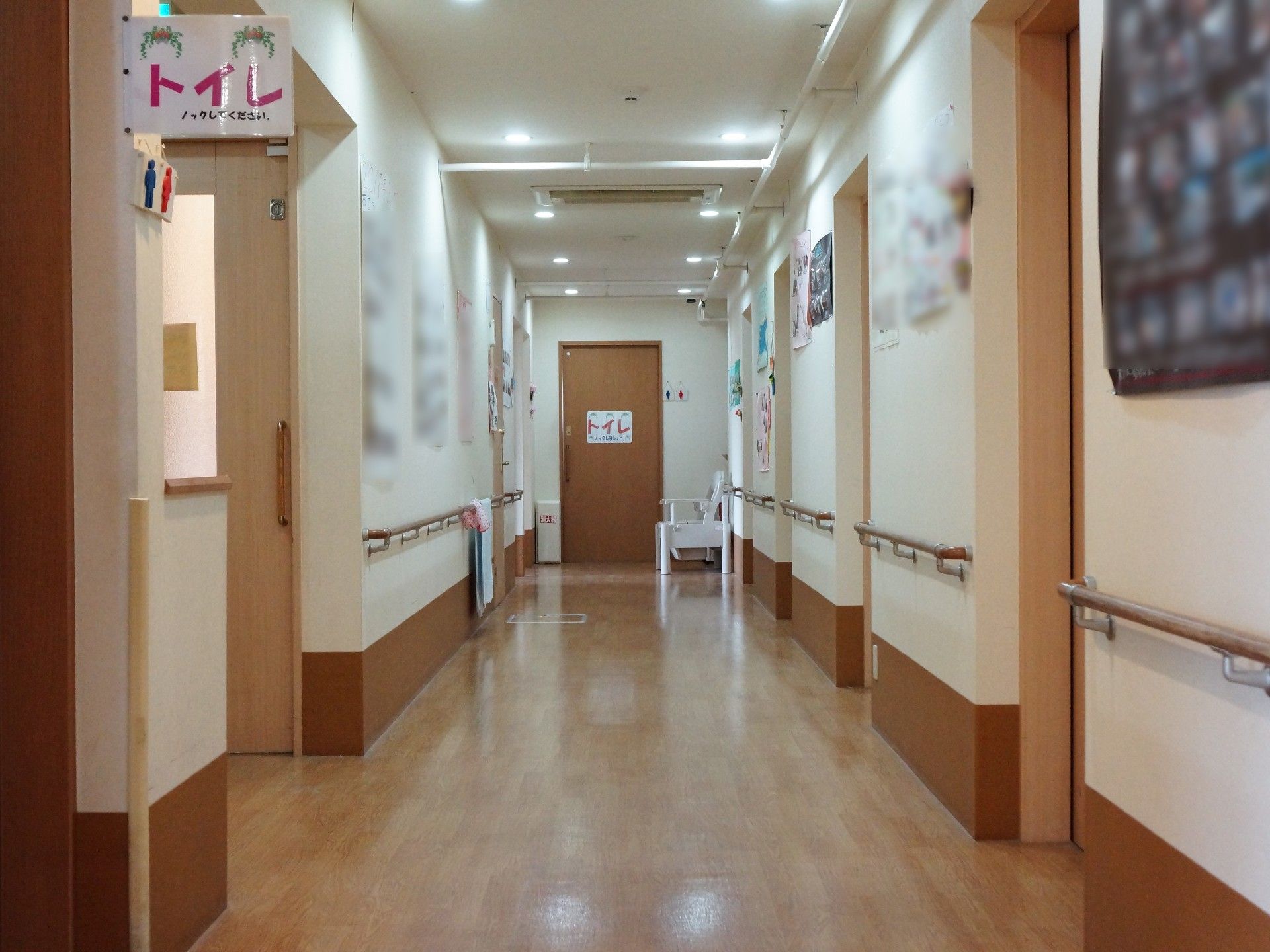 同じフロアに複数のトイレがある。男女兼用であるため、誰でも使うことができる。トイレには、大きい文字で看板がつけられているので分かりやすい。