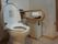 洋式トイレの便座のすぐ横にしっかりとした手すりが備え付けられているので、足腰が弱い方も体を支えながら移動ができる。