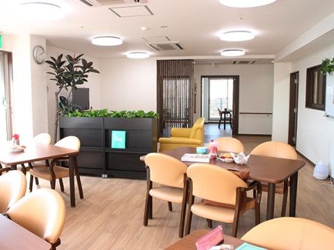 窓からの採光十分で、明るい色づかいの椅子が多く置かれている食堂
