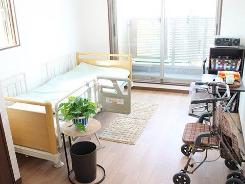 転落防止柵がついたベッドが壁際に置かれている一人用の居室