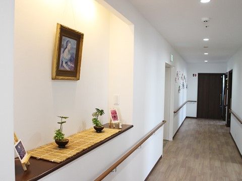 廊下にはディスプレイスペースが設置されており、和テイストな小物も置かれている。両側の壁には手すりが設けられていて、突き当たりはトイレがある。