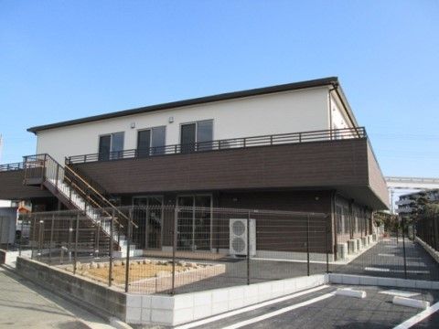 ２階のバルコニーが切れ目なくつながっている施設外観