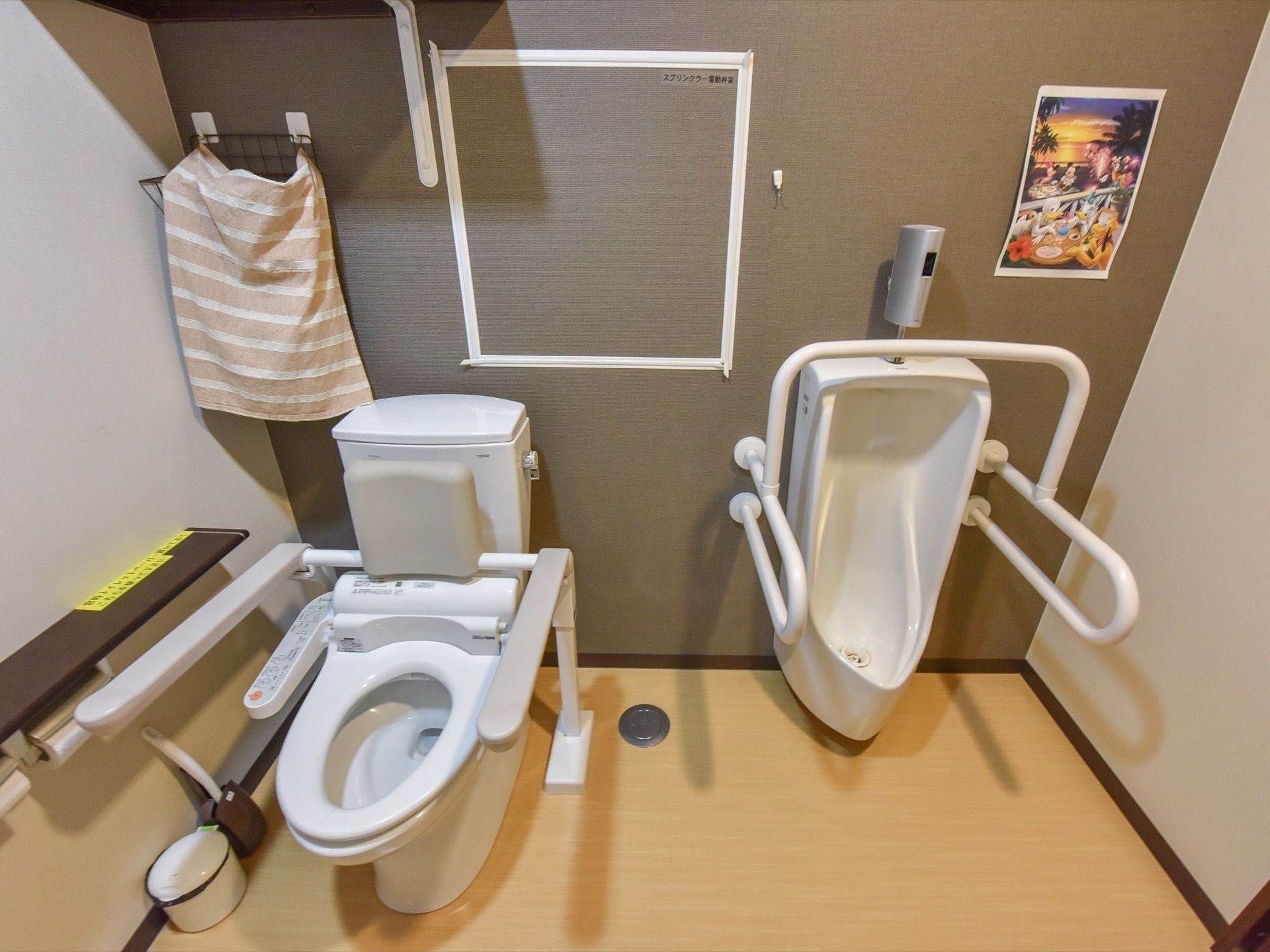 トイレは広くなっており、大小の便器が設置されている。両方の便器には手すりが取り付けられており、安全に移動できるようになっている。