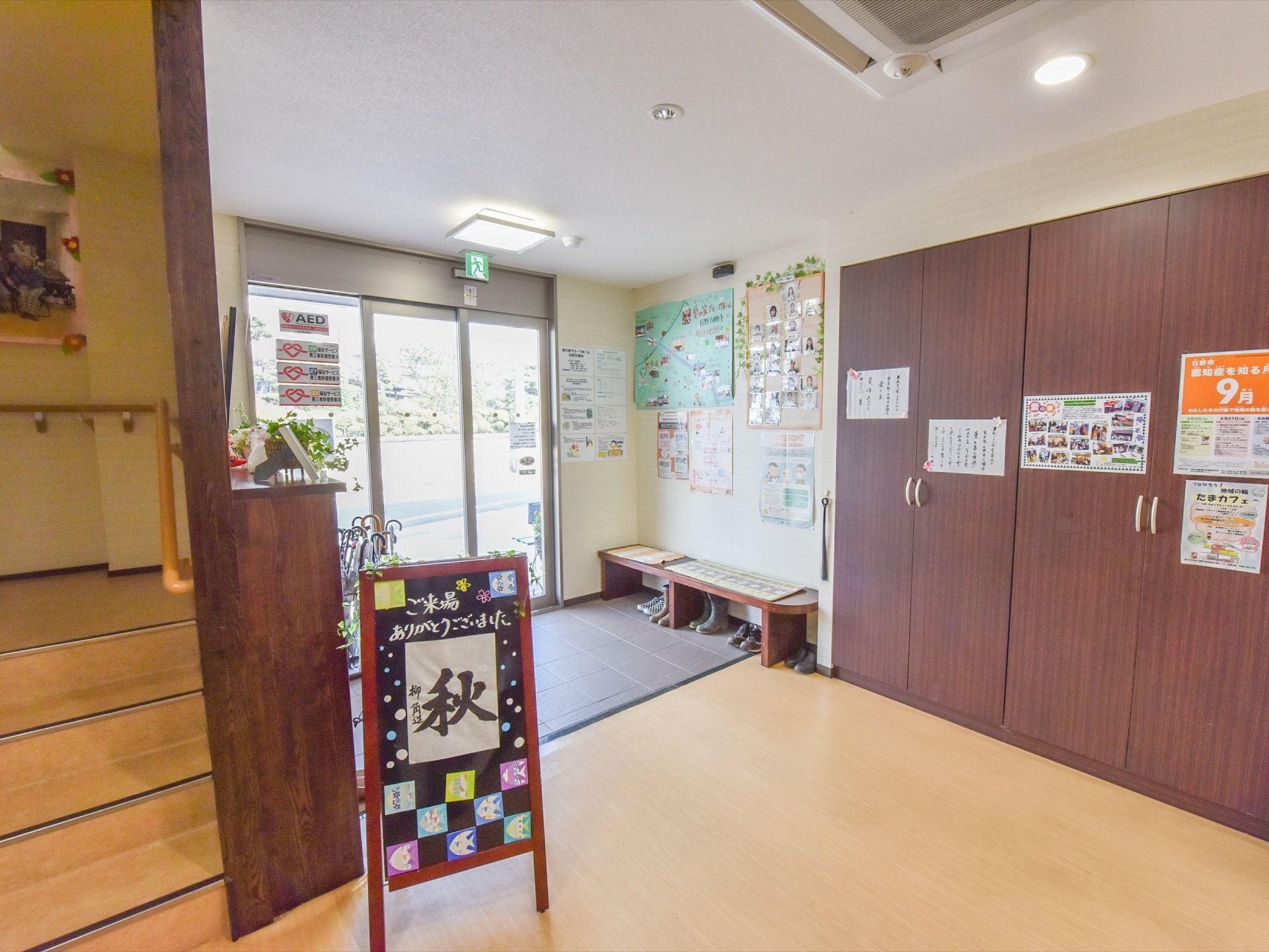 玄関は自動ドアが設置されており、バリアフリー構造になっている。昇降口にはベンチが置かれており靴を履いたりすることができる。
