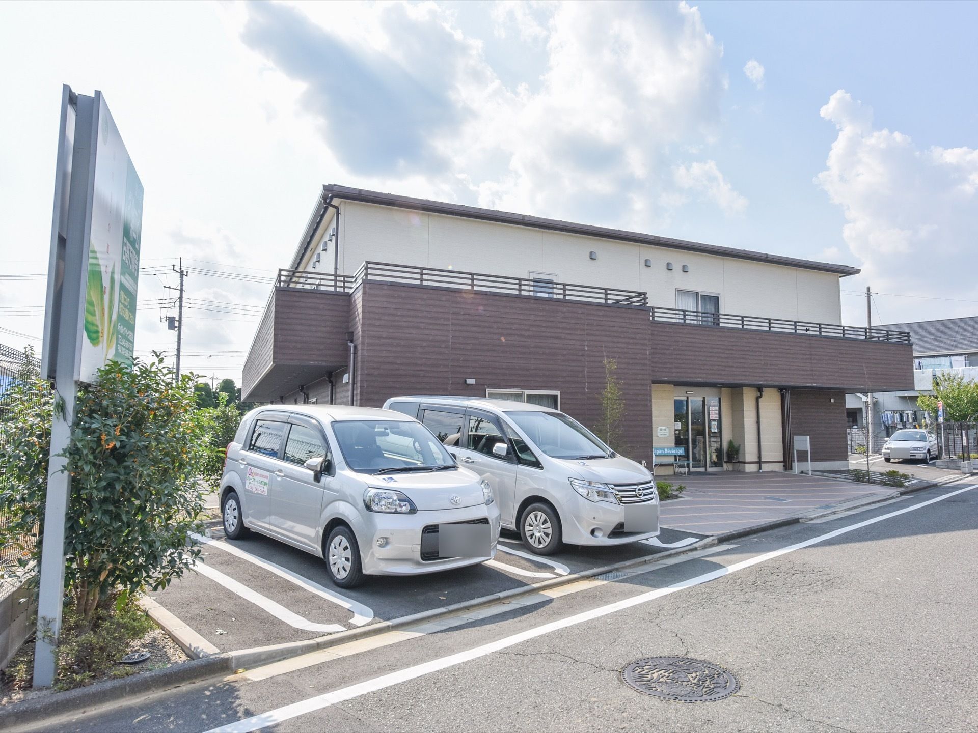 ２階建ての施設には、広いベランダが設置されており、玄関前のは駐車スペースには、複数の車を駐めることができるようになっている。