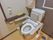 手すりが便座の両側と、壁のトイレットペーパーホルダーのそばに設置してある。緊急時の呼び出しボタンも設置されている。