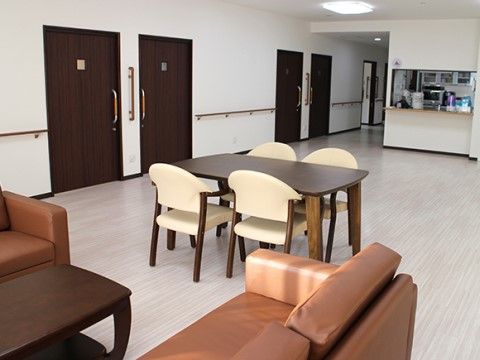 「愛の家グループホーム･小規模多機能型居宅介護 板橋高島平」ラウンジ。入居者様同士で、談笑できる施設をご用意しました。
