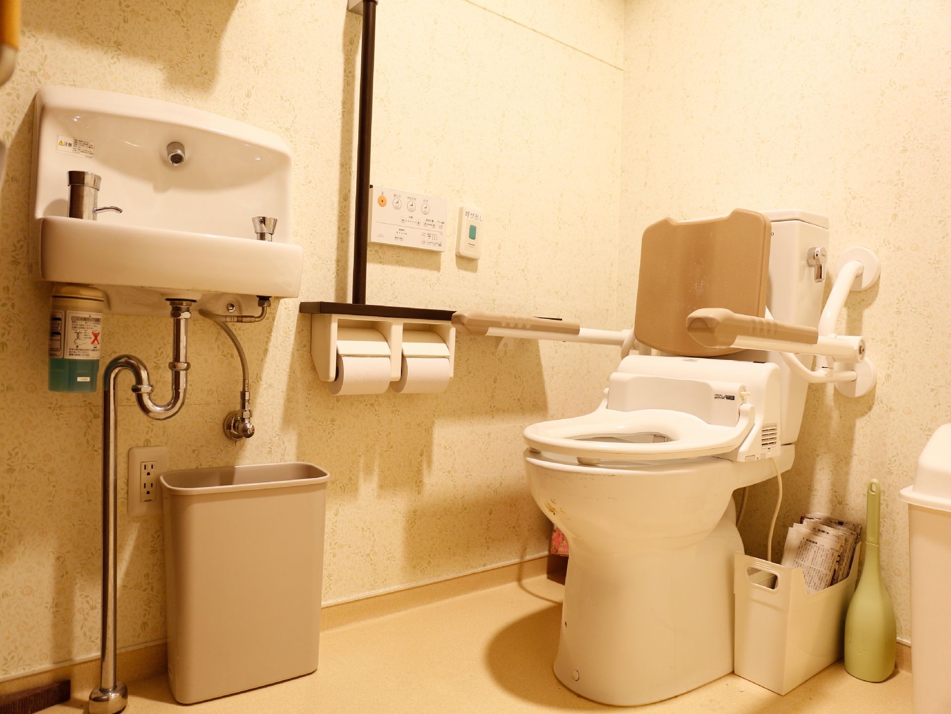 トイレは白を基調とした内装。洋式便座のすぐ横に、呼び出しボタンが取り付けらており、緊急時にスタッフを呼ぶことができる。