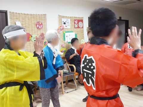 「愛の家グループホーム 中野弥生町」イベント時です。皆さん一緒になって楽しんでいます。